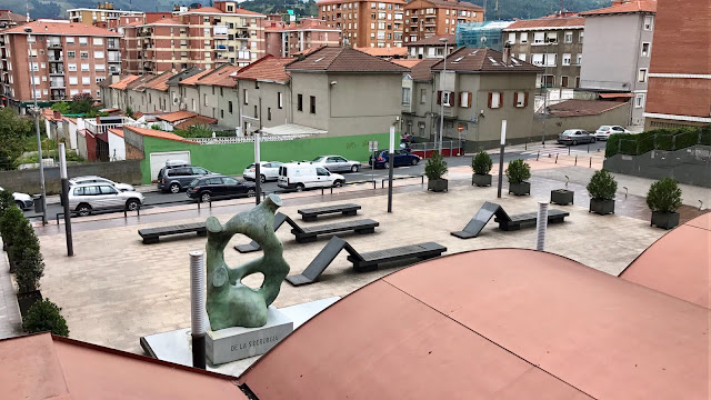 Escultura en Arteagabeitia en la plaza de la FTSI