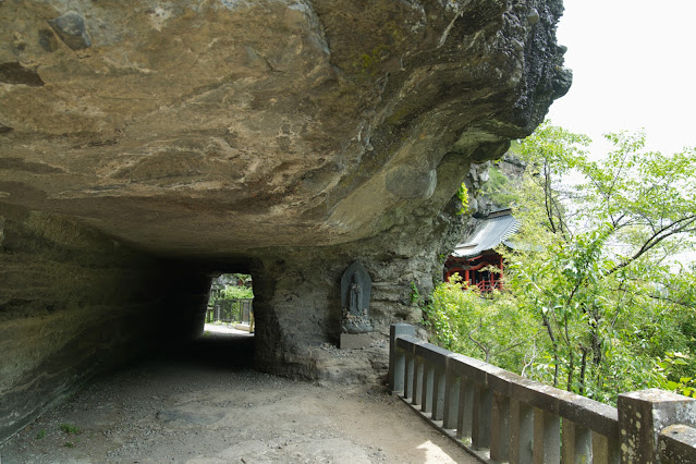 観音堂に続く岩をくりぬいたトンネル
