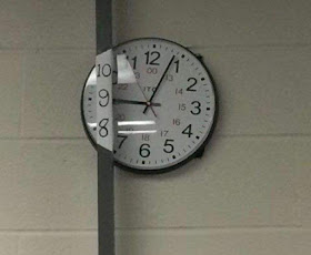 reloj detrás de una barra