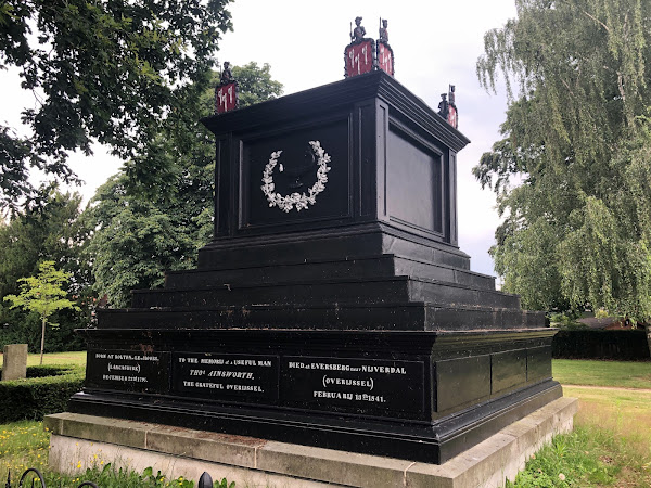 Monument Thomas Ainsworth, Goor, kant met Engelse tekst