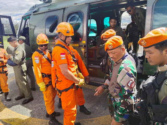 TNI Bantu Evakuasi Korban Kecelakaan Pesawat SAM Air di Yalimo
