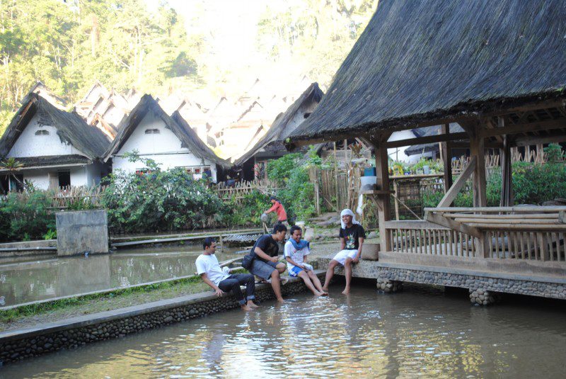 Kebudayaan dan Kesenian Indonesia: KAMPUNG ADAT is a 