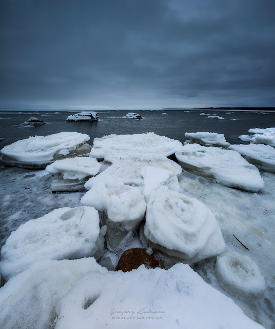 Панорама Финского залива зимой. Лед и серое небо - типичная Питерская погода