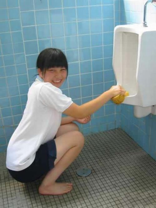Inovasi Di Sekolah Jepang, Membersihkan Toilet Dengan Tangan Kosong [ www.BlogApaAja.com ]