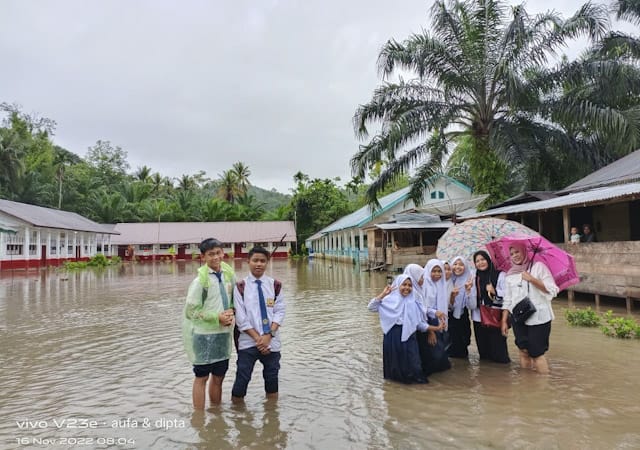 Meluas, Banjir Angkola Sangkunur Rendam Ratusan Rumah