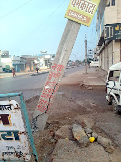 अवारा पशु के सामने आने से अनियंत्रि गाड़ी बिजली पोल से टकराई, बड़ा हादसा टला