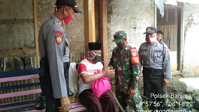 Polsek Banjaran Polres Majalengka Salurkan Sembako Berupa Beras Untuk Warga Kurang Mampu