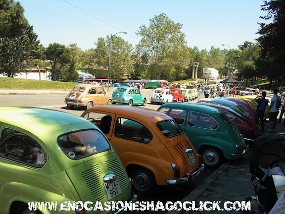 Los SEAT 600 más castizos acuden a la Pradera de San Isidro (Madrid)