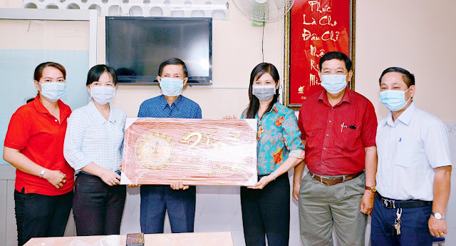 …thăm và chúc mừng Hội Chữ thập đỏ quận. (Ảnh VM) …thăm và chúc mừng Hội Chữ thập đỏ quận. (Ảnh VM)