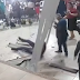 Un hombre cae del techo de una iglesia ante los fieles confundidos