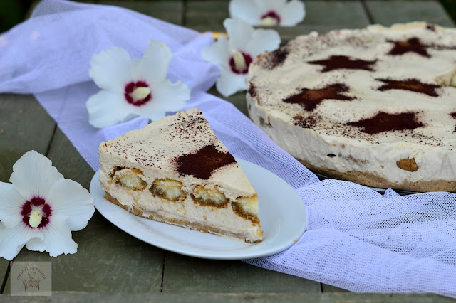 https://www.caietulcuretete.com/2016/08/cheesecake-tiramisu.html