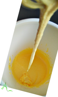 Les jaunes d'oeufs blanchis au fouet avec le sucre