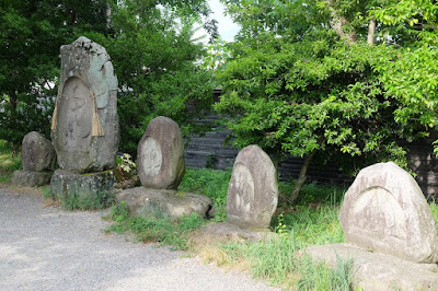 安曇野の大王わさび農場散策　大きな道祖神