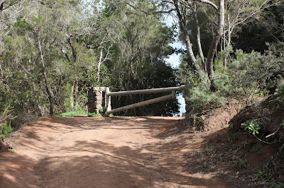 PR-TF-12 BAJAMAR A LA CRUZ DEL CARMEN, sendero en dirección a Cruz del Carmen, sendero o pista en dirección a el Camino La Goleta, donde hay una valla de hierra