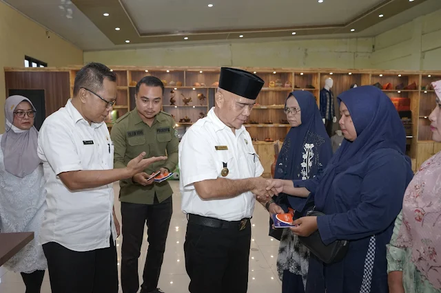 Pelaku Usaha Mikro Mendapat Dana Pinjaman Bergulir, Oktoni : Dana Pinjaman Bergulir Wajib Dikembalikan