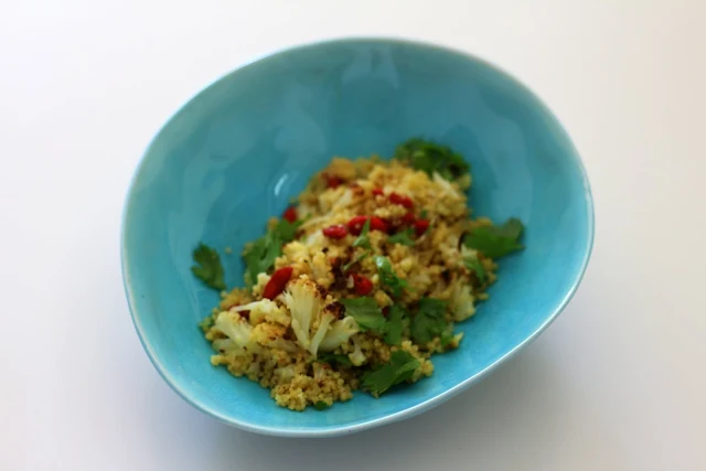Couscous mit geröstetem Ofenblumenkohl und Goji-Beeren. Das vegane Gericht zum Tierfrei-Tag