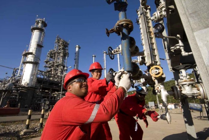 Trabajadores petroleros presentaron plan para aumentar la producción a un millón de barriles