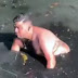 Homem pula em esgoto e fica 3 horas na lama para resgatar celular; veja vídeo