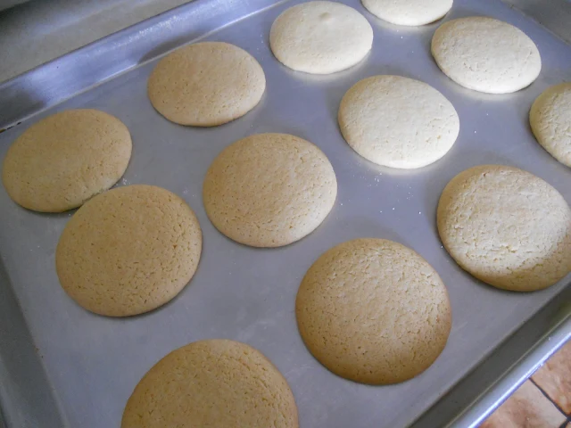 The baked sugar cookies.