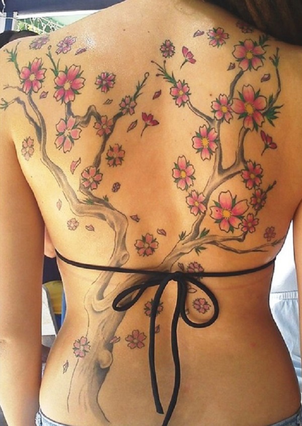 A flor de cerejeira tatuagem nas costas. Qual a melhor maneira para ressaltar que incrível olhar de flor de cerejeira da tatuagem do que ter fechou em toda a sua glória na parte de trás. (Foto: Fontes de imagem)