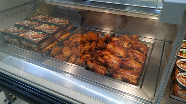 Pollo a la brasa guardado en un estante y vendido en un tottus perú