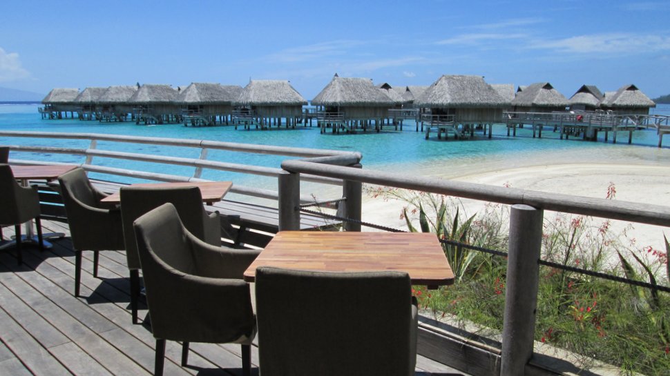 Terrasse et salon avec vue sur le lagon bleu du Sofitel Moorea Ia Ora Beach Resort