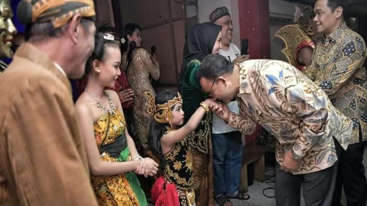 Momen Anies Cium Tangan Gadis Cilik di Acara Wayang Orang Bharata