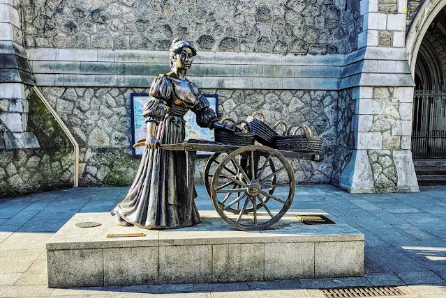 Molly Malone statue in Dublin, Ireland