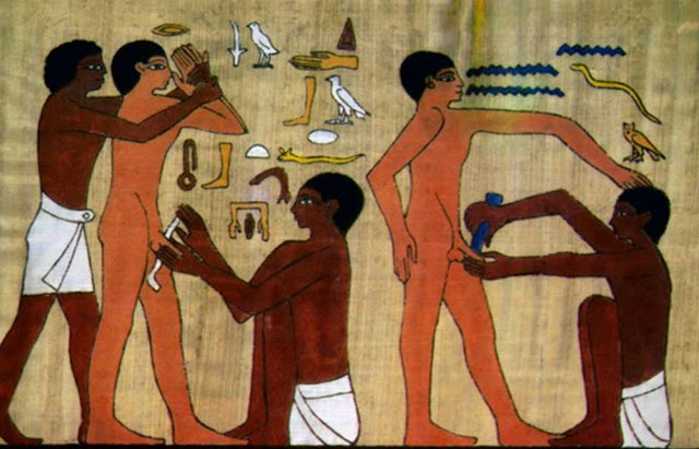 Древнеегипетские мужчины, подвергающиеся обрезанию.