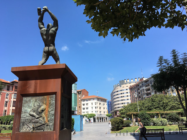 El monumento a la industria de Herriko Plaza se ilumina de verde por los enfermos mitocondriales