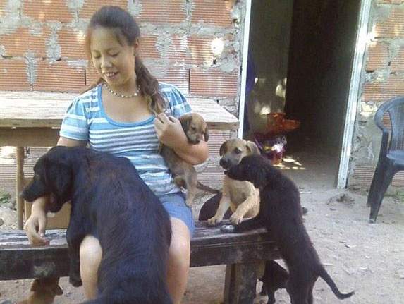 La niña de 15 años que rescata a más de 100 perros