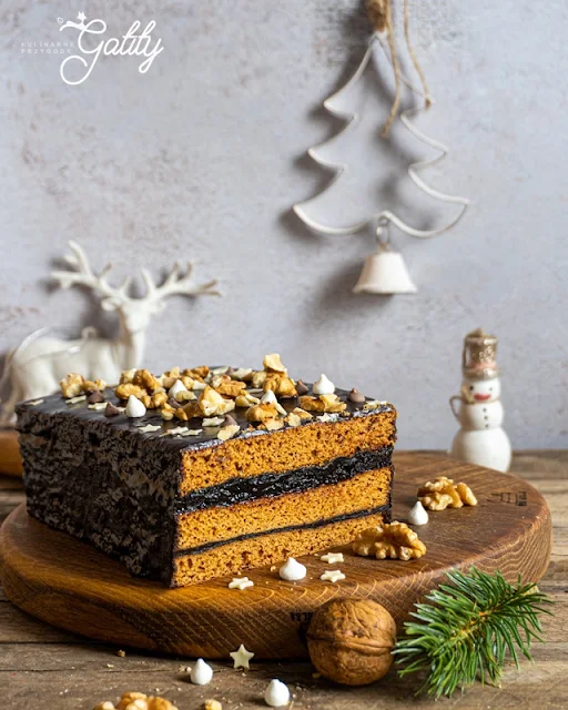 brązowe ciasto na drewnianej desce