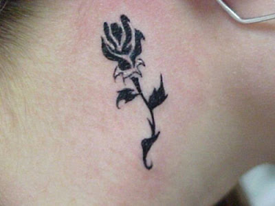 tattoo rosas. flower tattoo on neck