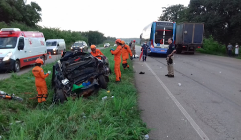 Grave acidente entre carro de passeio e ônibus da Guanabara deixa cinco mortos, no Campo de Perizes, BR-135