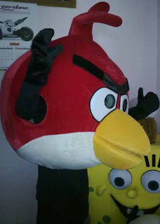 badut karakter angry bird, red bird