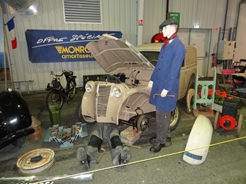 2018.09.23-039 Renault Juvaquatre en réparation