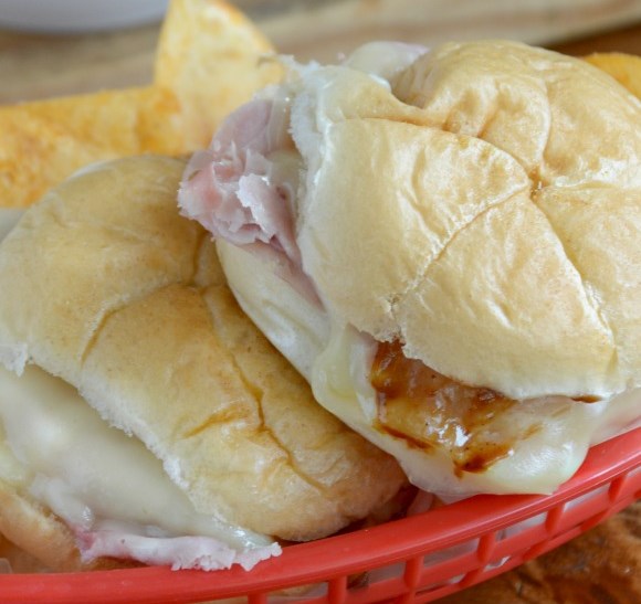 Baked Ham and Cheese Sliders with Barbecue Sauce #easymeal #gameday