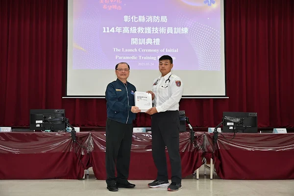 ▲彰化縣消防局長施順仁親自主持開訓典禮並將聽診器及高級救護技術員教科書授予學員代表，勉勵參訓學員全心投入緊急救護專業領域，持續精進自我專業能力。（彰化縣政府提供 ）