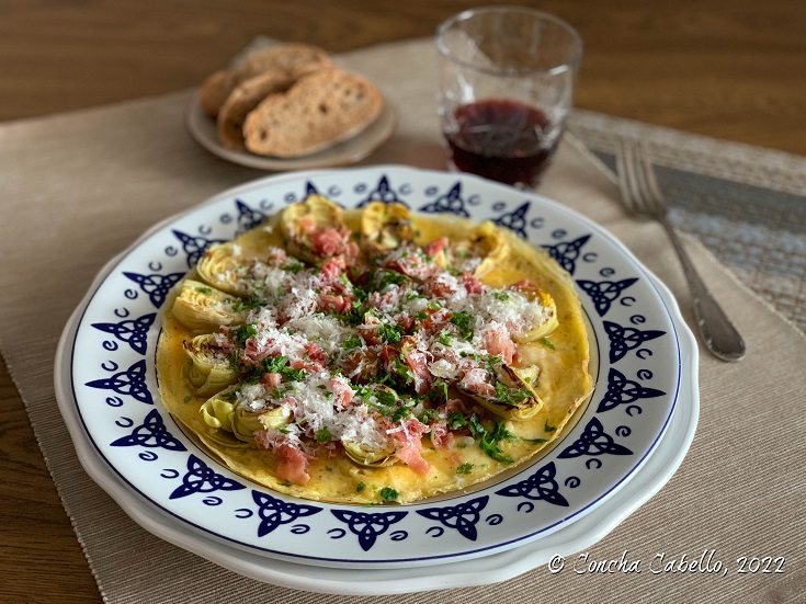 tortilla-alcachofas-plato-azul