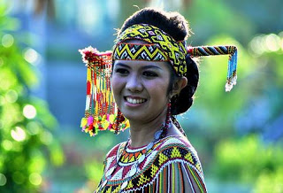 Intip Kecantikan Gadis-gadis Suku Dayak