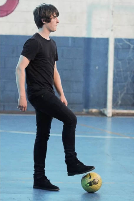 JAKE BUGG AMA O BRASIL, AMA FUTEBOL E JOGOU BOLA COM SUPLA