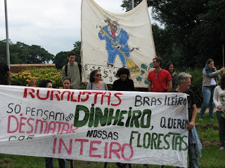 manifestação de professores e estudantes da Esalq contra a alteração do Código Florestal