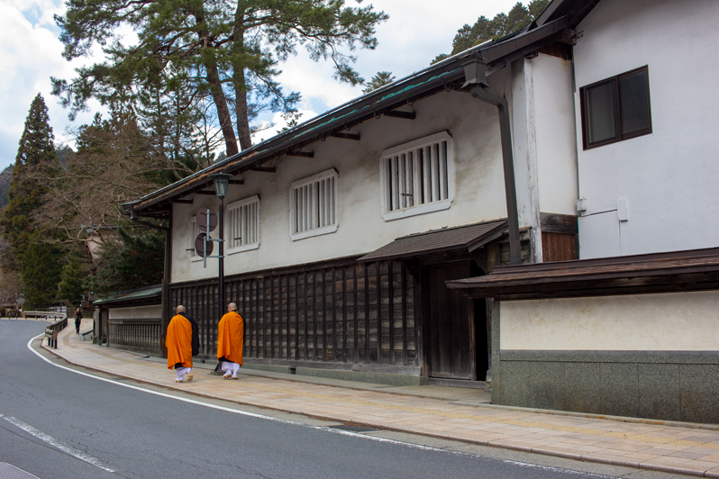 http://www.crazy-kitch.com/2019/10/dormir-dans-un-monastere-koyasan.html