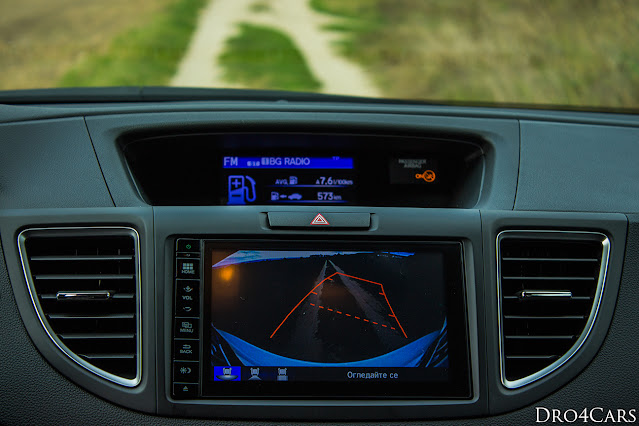 The 2015 Honda CR-V with the Honda CONNECT 7” touch screen and rear view camera. A on-board display is on the background above the Honda CONNECT.