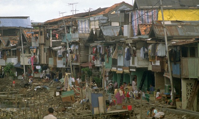 Contoh gambar pemukinan kumuh di Jakarta yang bisa menyebabkan 