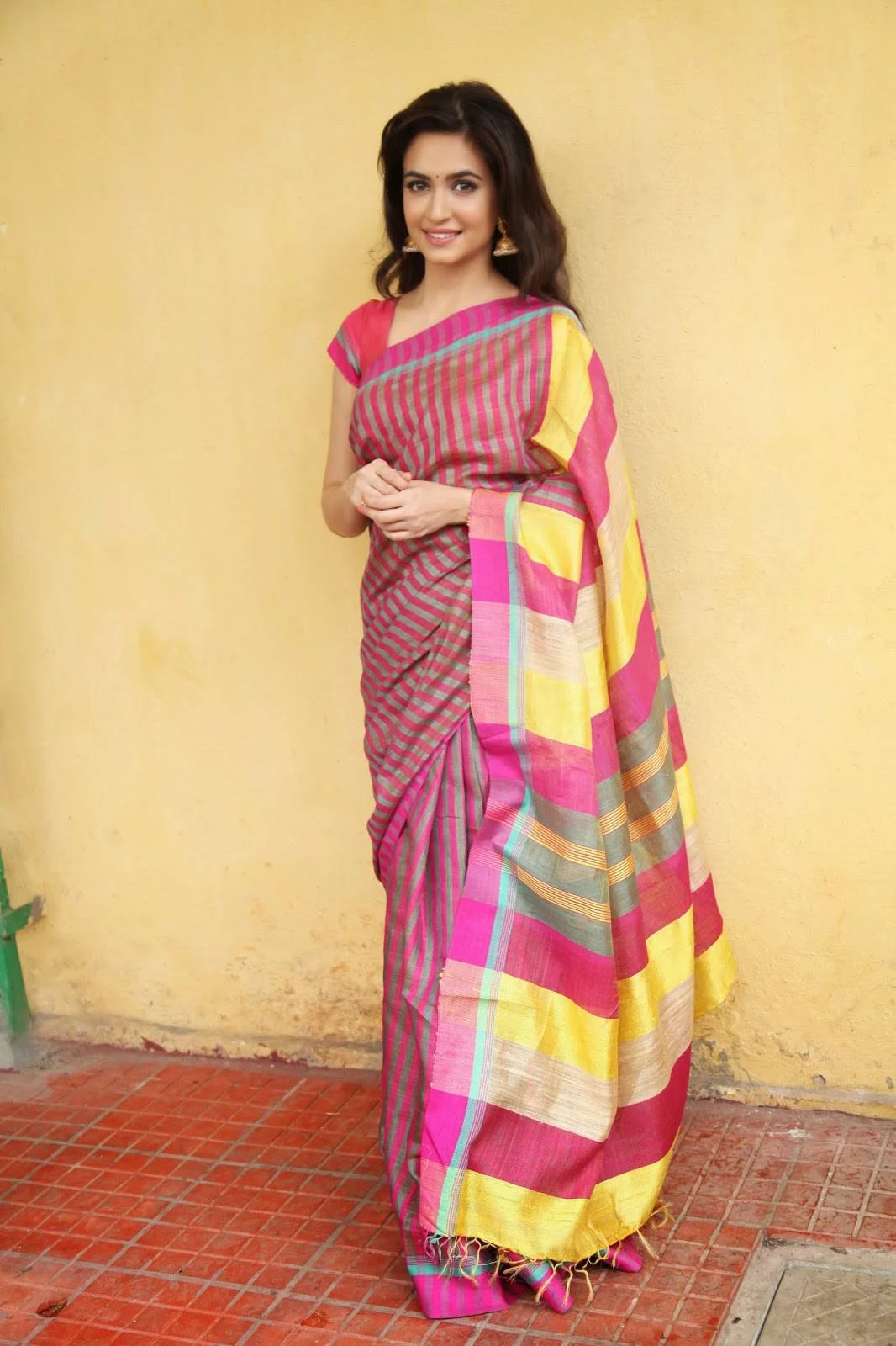 Actress Kriti Kharbanda Stills in Pink Saree