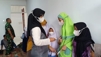 Berbagi Kebahagiaan, Dandim Di Dampingi Ketua Persit KCK Cabang XIX Kodim 0505/JT Berikan Santunan Anak Yatim