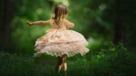 dancing-verycute-babygirl-in-the-garden-photos