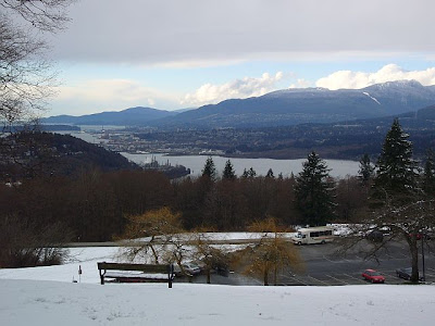 Näkymä lumisesta Burnaby Mountain Parkista North Vancouveriin.