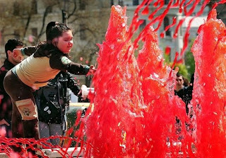 Foto Air Mancur Rumania Yang Berwarna Merah [ www.BlogApaAja.com ]